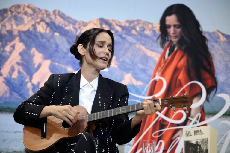 Julieta Venegas convierte ‘Norteña’, su canción más «larga y rigurosa», en un libro