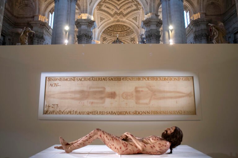 Llega a EE.UU. ‘The Mystery Man’, una representación hiperrealista del cuerpo de Cristo