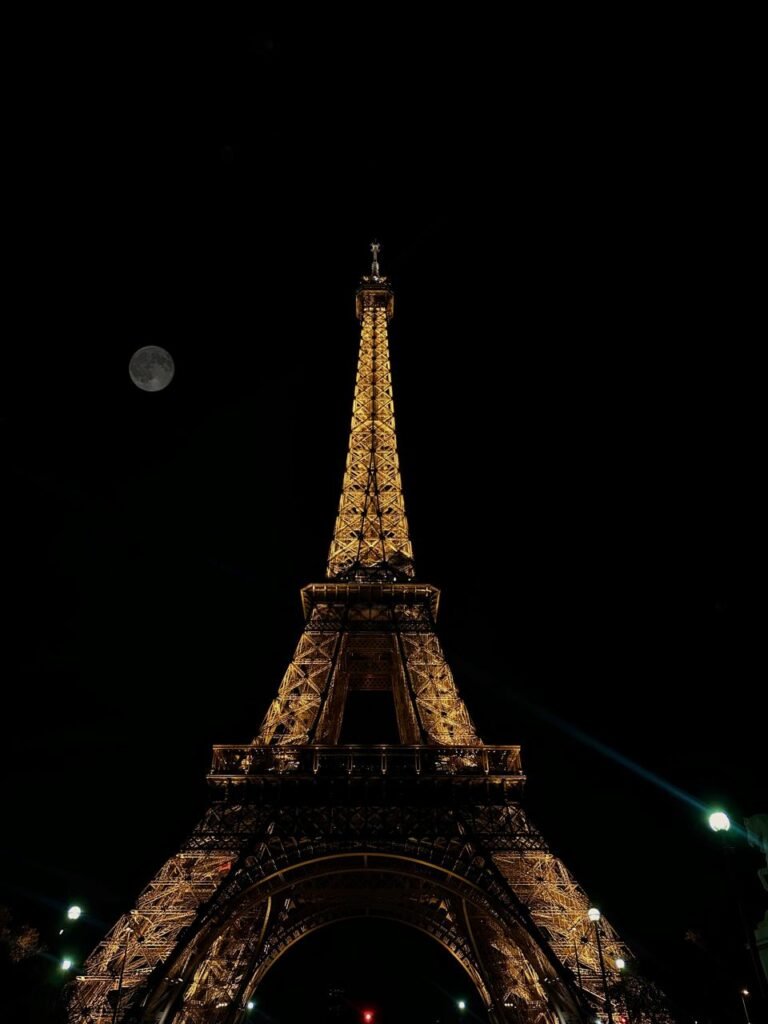 Adjudican un tramo de escalera original de la Torre Eiffel por casi medio millón de euros