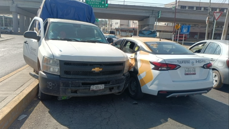 Choca unidad de la CAAMT contra un taxi en Tulancingo 