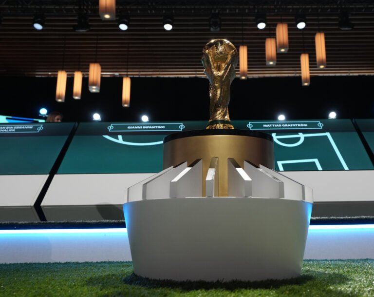 INFANTINO DEFIENDE MUNDIAL DE 48 SELECCIONES PARA ATRAER INVERSIÓN 
