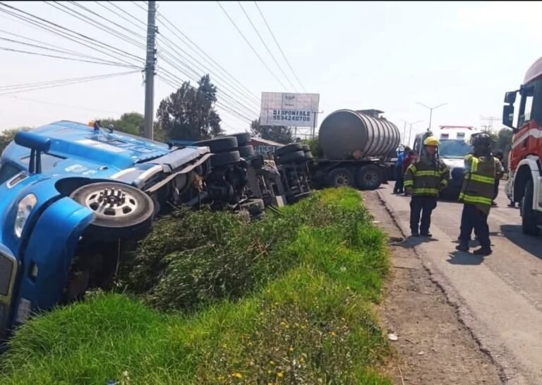 Vuelca un tráiler pipa y derrama turbosina, el chófer ileso 