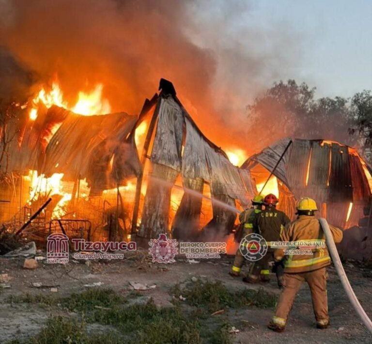 Voraz incendio consume las instalaciones de chatarrera 