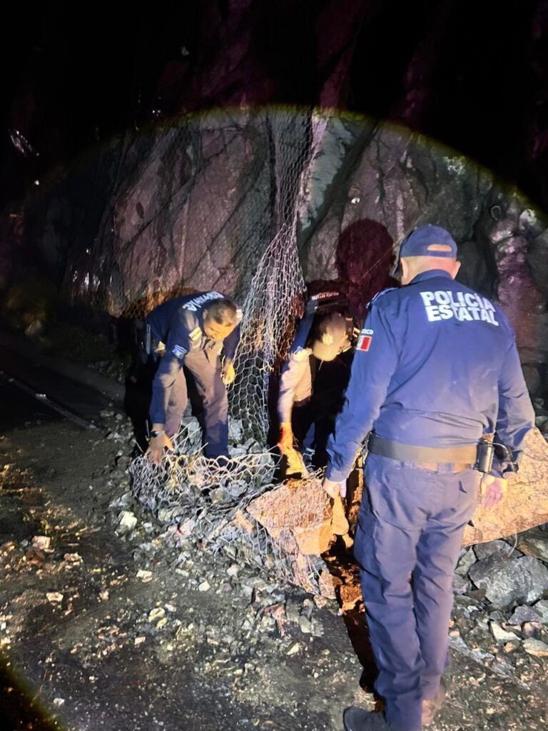 Policías atienden derrumbe rumbo a Mineral del Monte