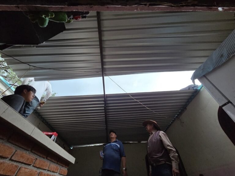 Familias damnificadas por lluvia reciben apoyo para rehabilitar sus techos