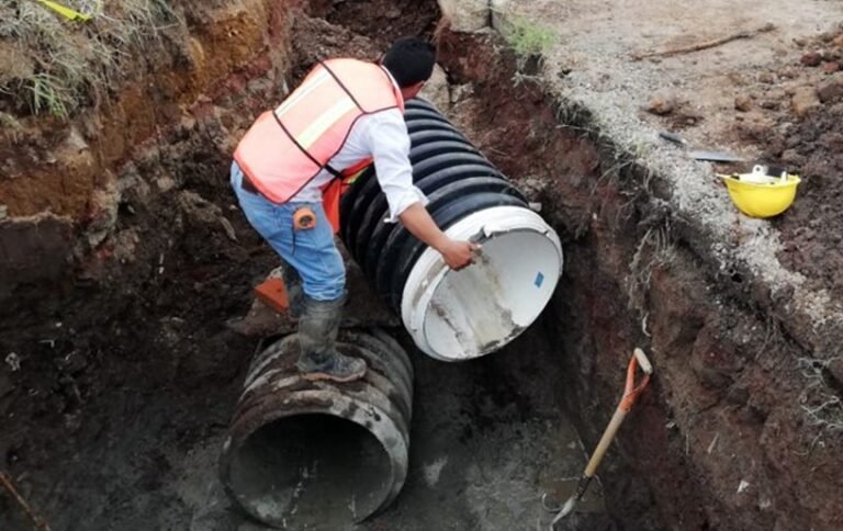 Denuncian vecinos de La Pila abandono de obra