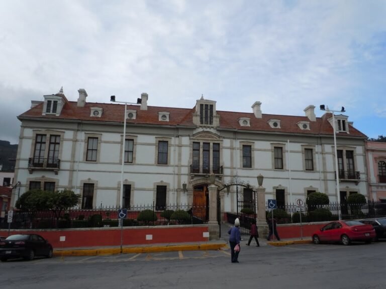 Reubicarán luminarias que fueron colocadas frente a la Casa Rule