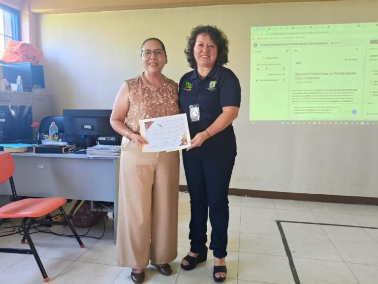 Capacitan a docentes del CECyTEH en herramientas digitales, a cargo de la UTHH