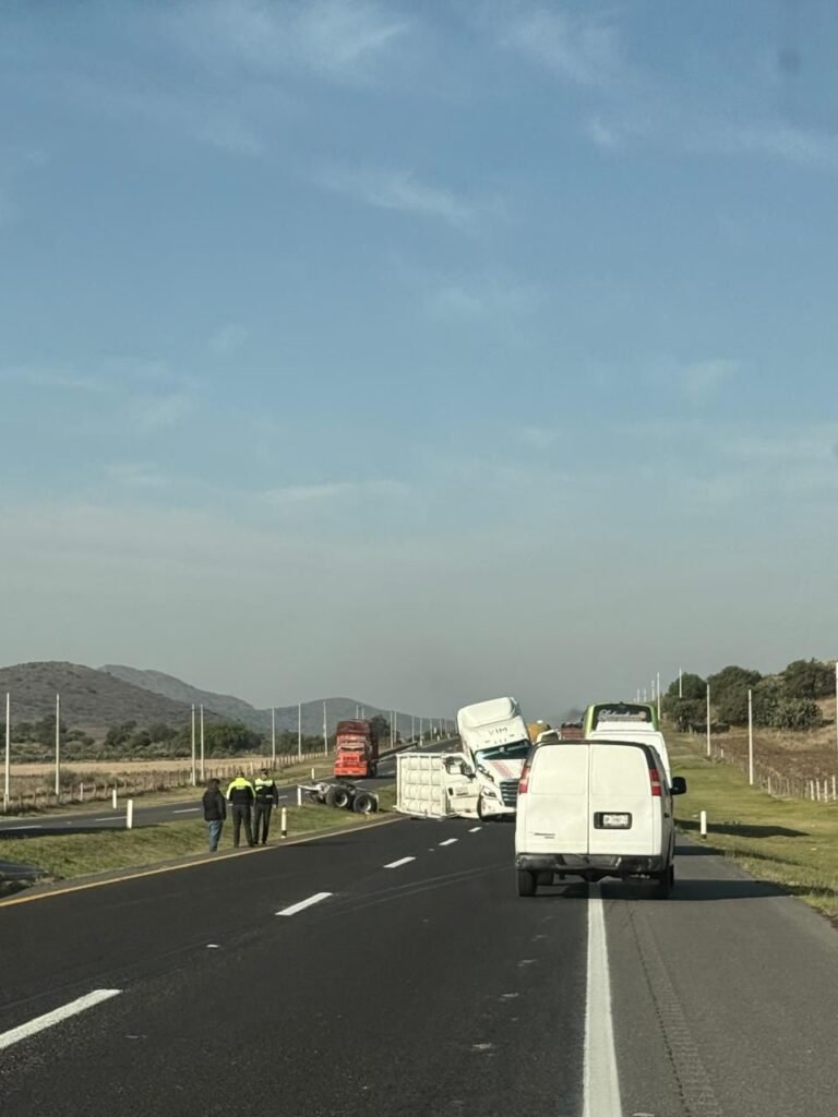 Vuelca tractocamion con gas natural, cierran la México Tuxpan