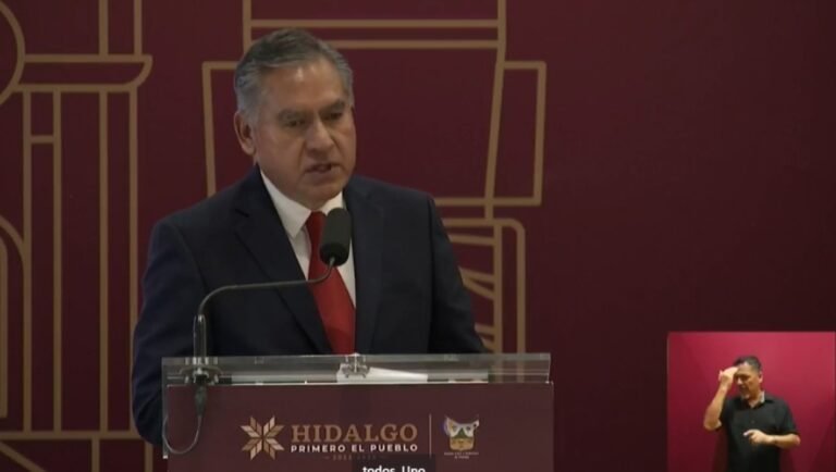 Conferencia de prensa desde la Sala del Pueblo en el Edificio de Gobierno.