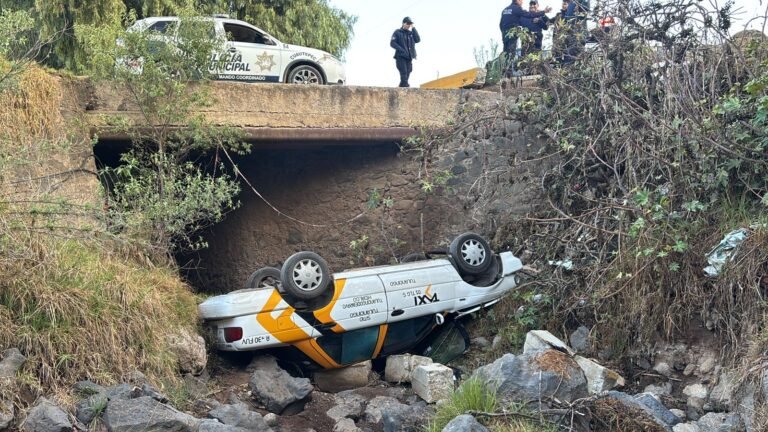 Taxi robado en Santiago Tulantepec fue hallado en Cuautepec al fondo de un barranco