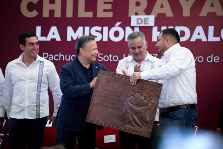 Julio Menchaca y el IMPI protegen producción del chile rayado de La Misión