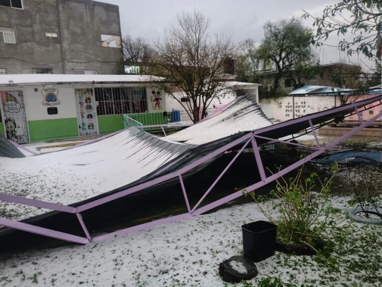 Colapsan techos de hogares y escuelas por intensa lluvia en Cuautepec