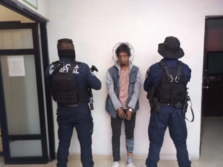 Policías Municipales atrapan a un hombre y mujer por drogas