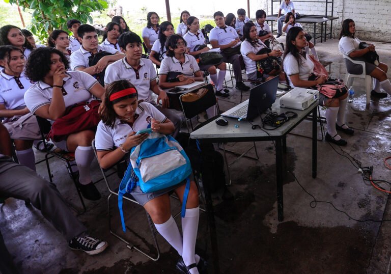 Congreso de Ciudad de México regula uso de celulares en escuelas primarias y secundarias