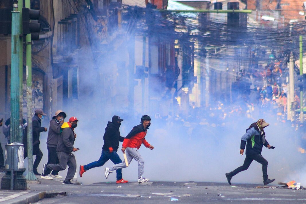 Protestas contra Gobierno boliviano derivan en vandalismo y saqueos en entidades de La Paz