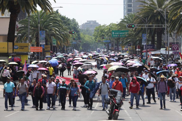 Maestros mexicanos tomaron el aeropuerto de Oaxaca