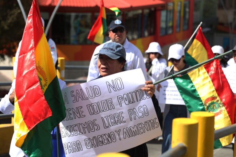 Médicos marchan en Bolivia para exigir «pausa humanitaria»