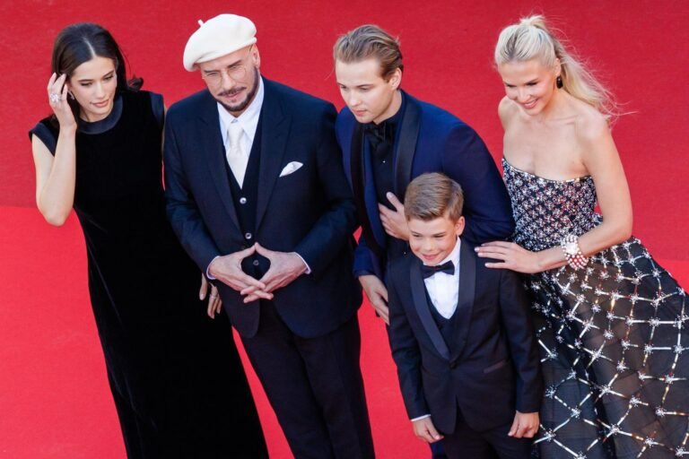 Cannes entrega por sorpresa una Palma de Oro de honor a Travolta