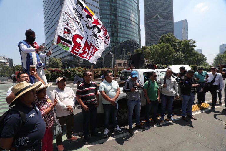 Maestros escalan sus protestas con bloqueos viales