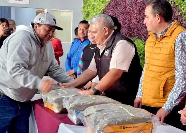 Dotan de nuevos uniformes a integrantes del Sindicato de Tepeapulco