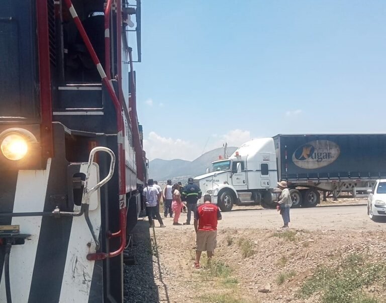 Trailero intenta ganarle el paso a un ferrocarril; sufre cuantiosos daños.