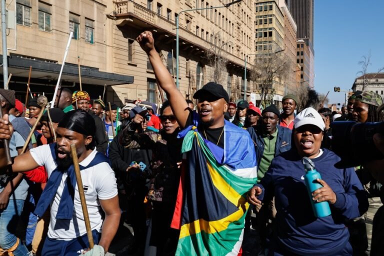 Miles de manifestantes antiinmigración protestan en Sudáfrica
