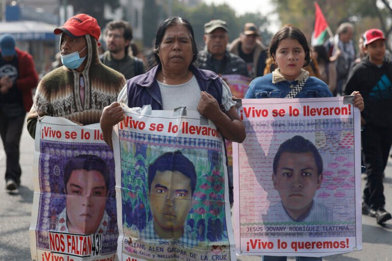 Padres de Ayotzinapa exigen retomar investigación de los 43 a doce años de su desaparición