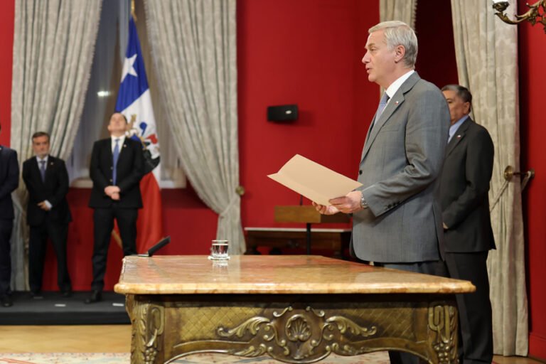 El enfado de Kast con un menor que le niega el saludo se viraliza y genera críticas