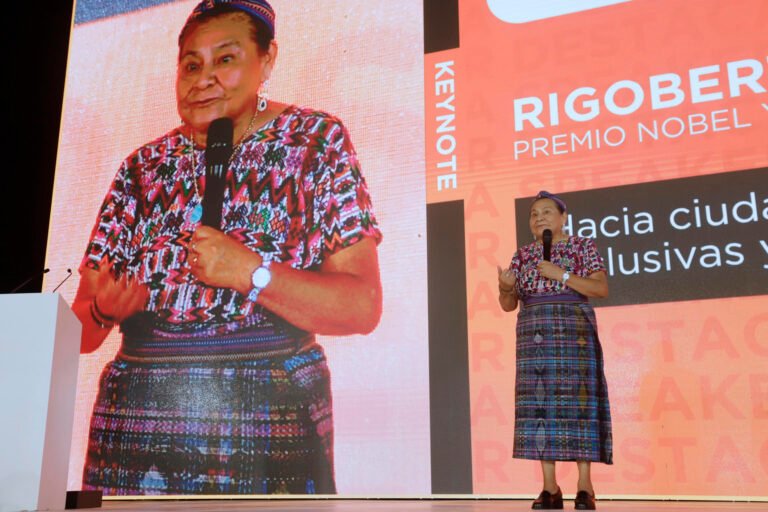 Nobel Rigoberta Menchú insta a poner a personas en el centro de las ciudades inteligentes