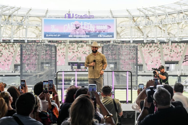 Carín León dice que conocer en Miami a Beckham es «como conocer a Superman»