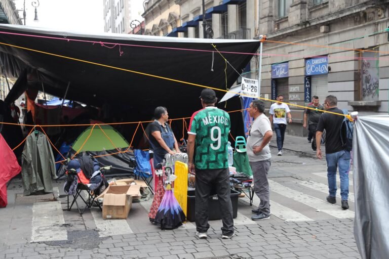 Maestros acuerdan continuar con la huelga nacional 
