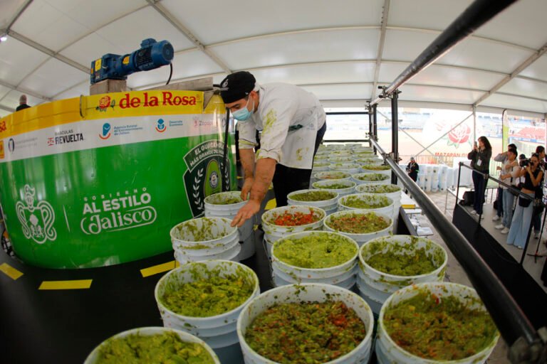Jalisco logra la marca del guacamole más grande del mundo con uno de más de 12 toneladas