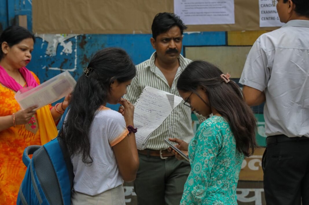 Millones repiten en India un examen filtrado, entre protestas y polémico veto a Telegram