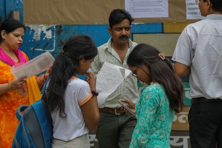 Millones repiten en India un examen filtrado, entre protestas
