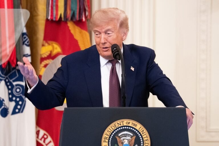 Trump afirma que Irán está «acabado» y que no recibirá «ni diez centavos» de EEUU