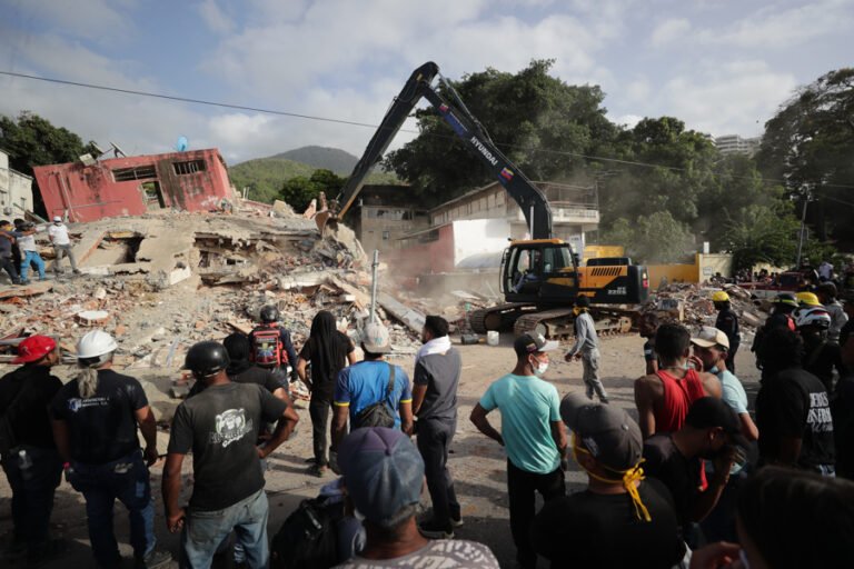 Venezuela afronta su tercer día de emergencia con ayuda internacional y casi mil muertes
