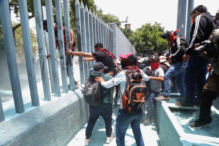 Maestros de la CNTE irrumpen en sede de Educación