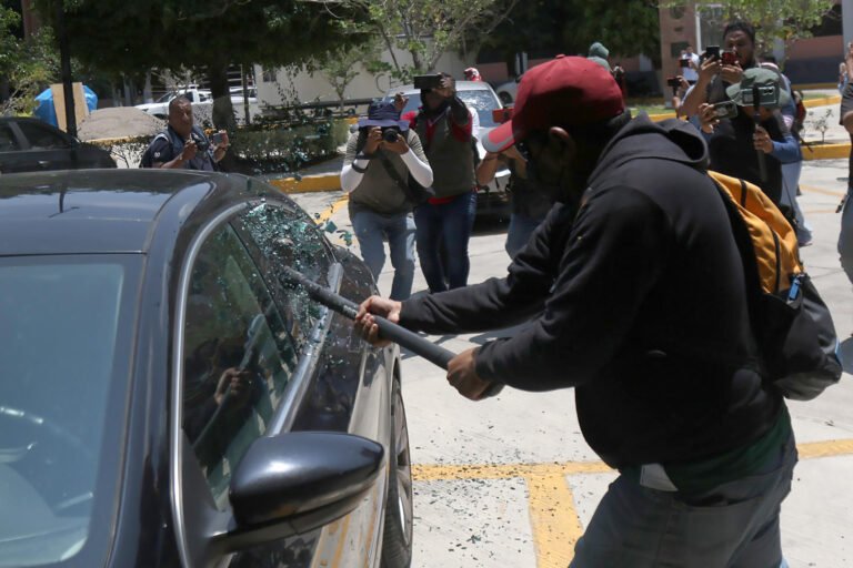 Maestros realizan actos violentos y bloqueos en la CDMX