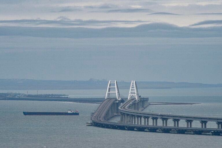 Ucrania redobla sus ataques para aislar a Crimea 