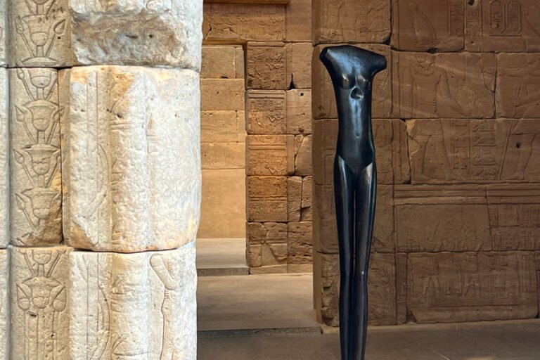 Las esculturas de Giacometti ‘visitan’ el Tempo de Dendur en el Met de Nueva York
