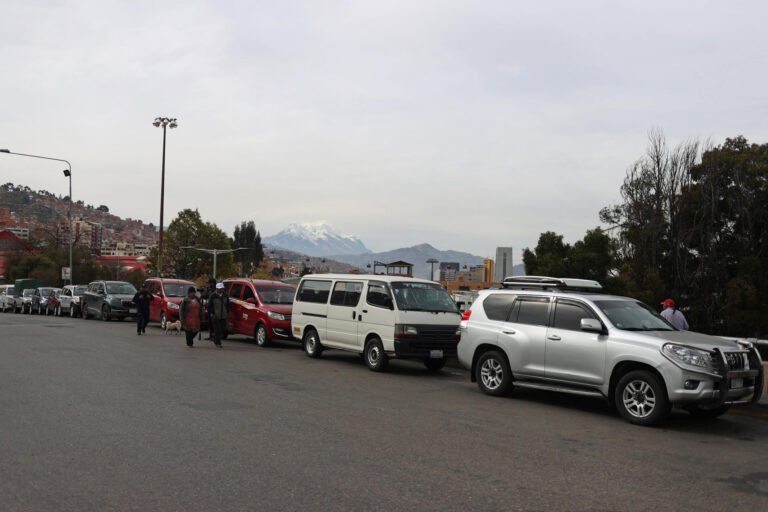 Filas kilométricas ante la escasez de combustible en Bolivia