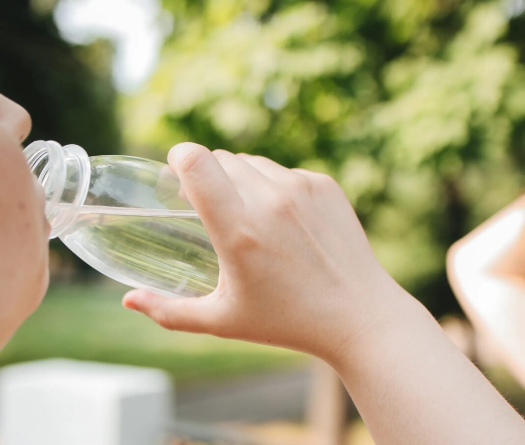 ANTE EL CALOR Cuidar preparación de alimentos e hidratarse constantemente_ Ilustrativa