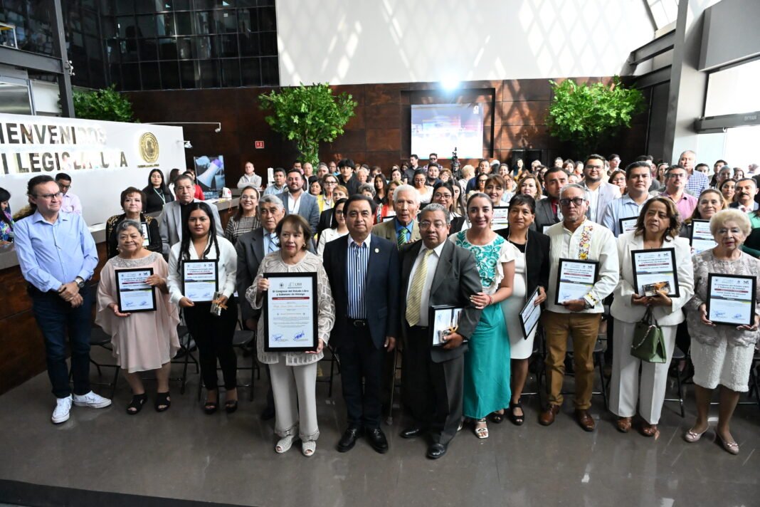 CONGRESO LOCAL María Elena Montes Baltazar, recibió la distinción especial en reconocimiento a la Trayectoria y Antigüedad Magisterial 2026_ Cortesía