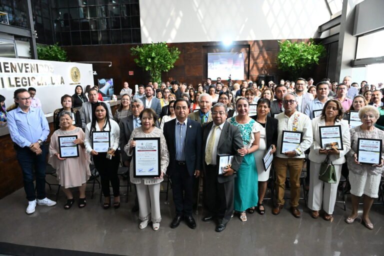 María Elena Montes Baltazar, recibió la distinción especial en reconocimiento a la Trayectoria y Antigüedad Magisterial 2026