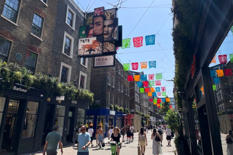 Londres inaugura ‘¡Frida Icónica!’, un mural al aire libre por el 119 aniversario de Kahlo