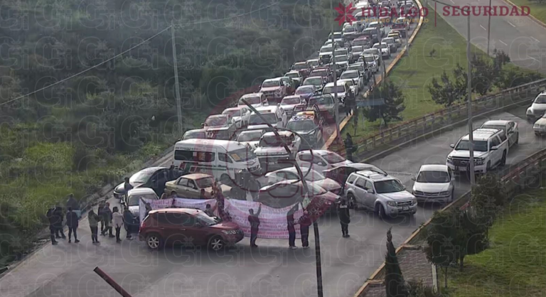 Por obras inconclusas, habitantes de colonia Rojo Gómez bloquean bulevares Minero y Colosio