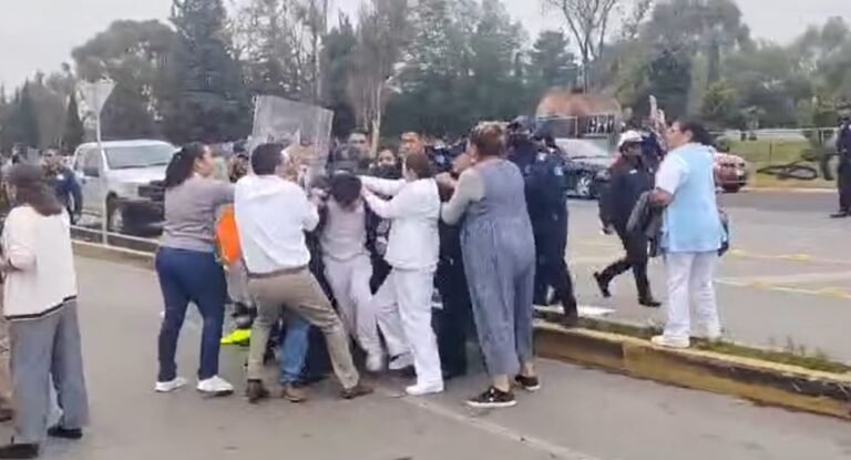 Violento desalojo de trabajadores del ISSSTE por manifestarse con bloqueo