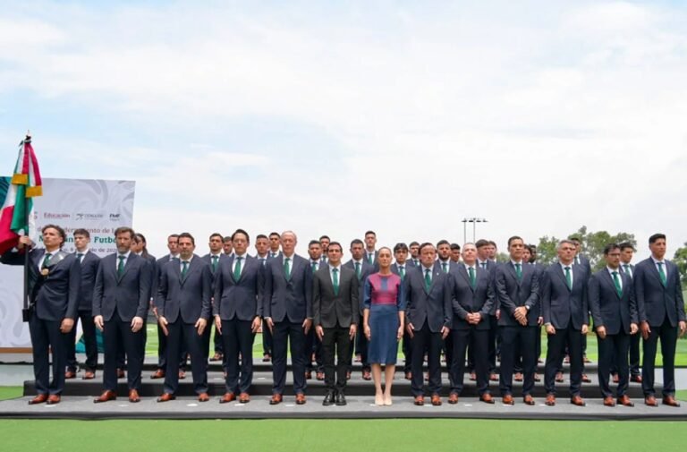 Sheinbaum encabeza abanderamiento de Selección Nacional de México
