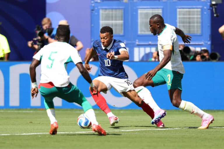 Francia pasó encima de Senegal al ganar 3-1, con doblete de Mbappé